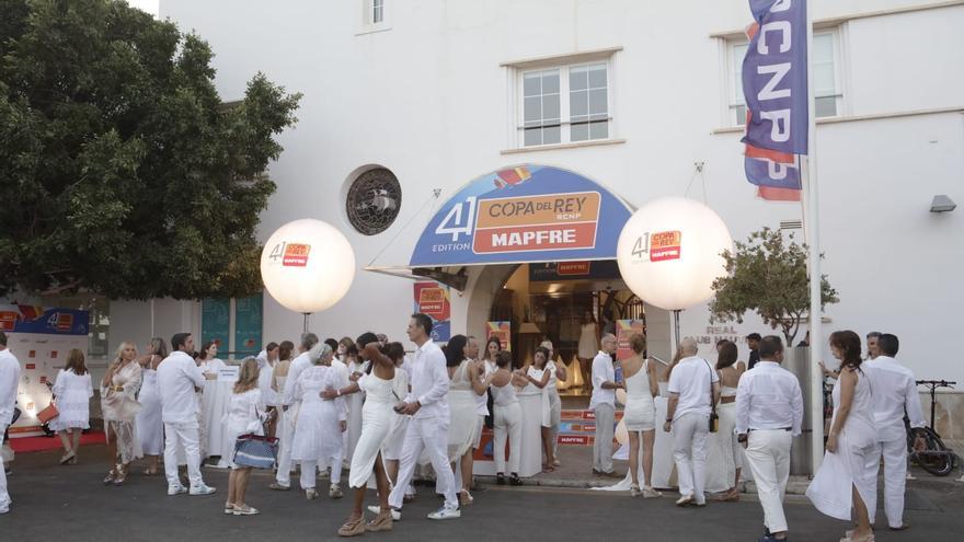 La cena de armadores vuelve a teñir de blanco el Real Club Náutico de Palma