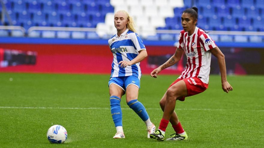 Merle Barth da un pase ante la presión de Gaby en el choque entre el Deportivo Abanca y el Atlético de Madrid de Riazor. |  Casteleiro