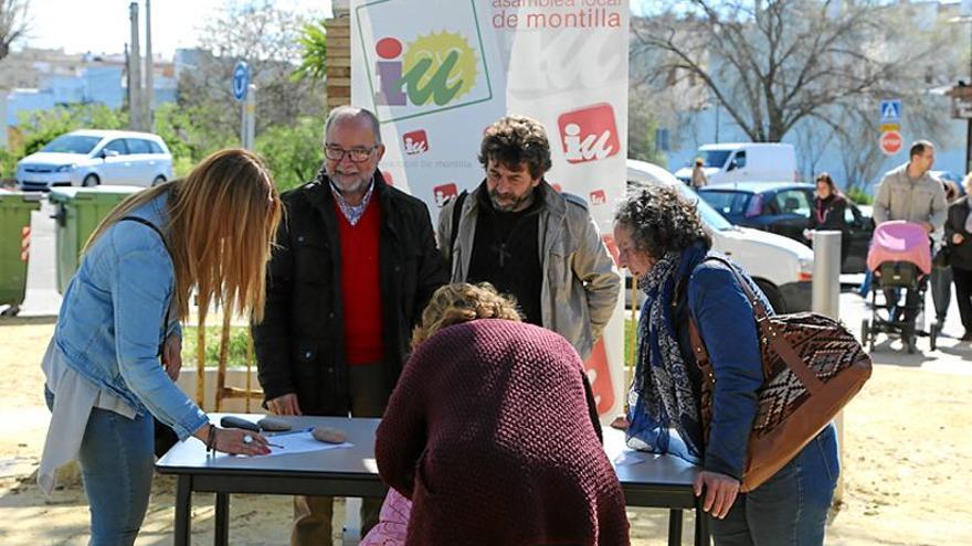 IU recoge firmas para el homenaje a Antonio Carpio