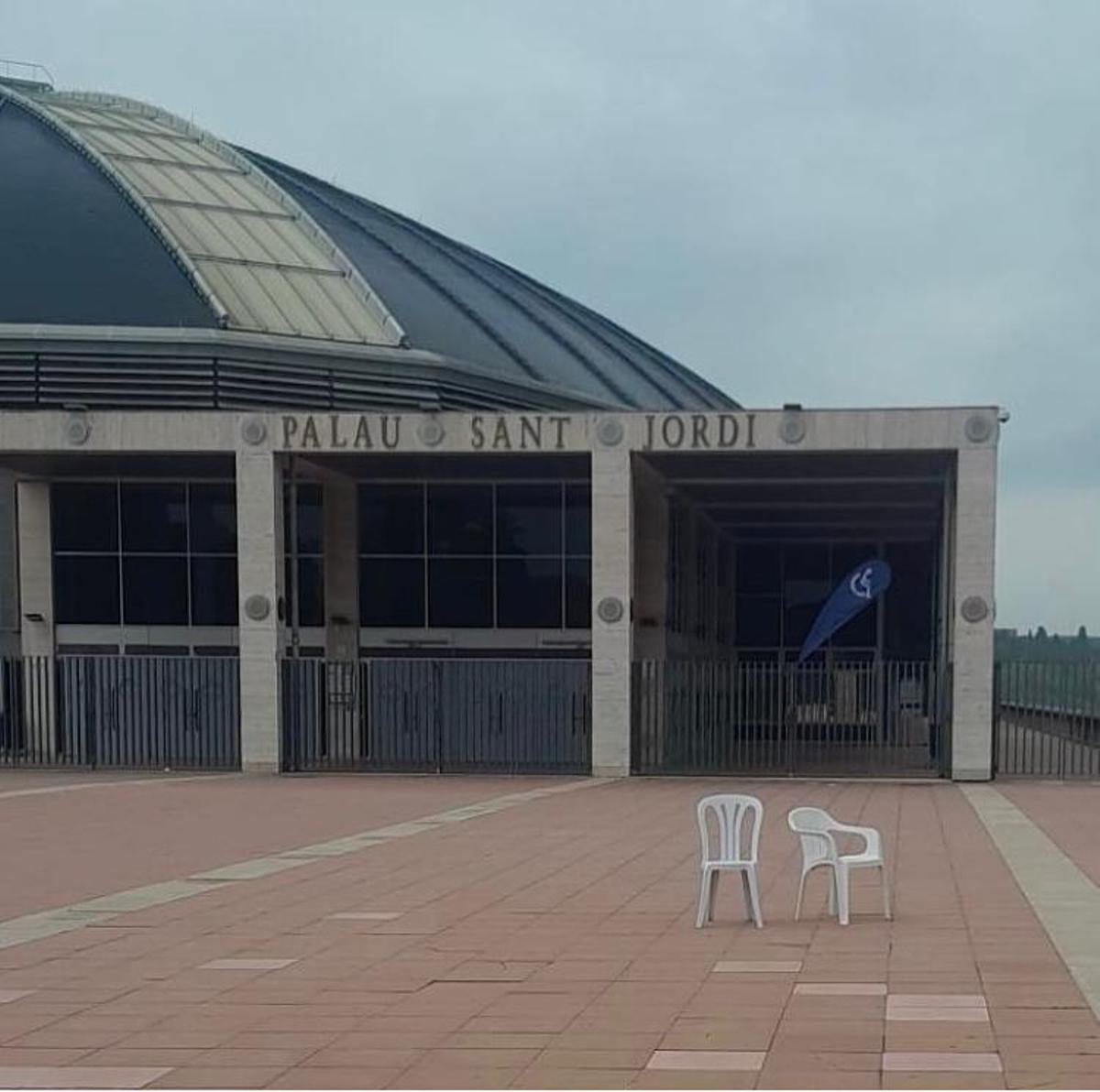 La señal de Bad Bunny y 'Debí tirar más fotos', dos sillas de plástico, frente al Palau Sant Jordi de Barcelona.