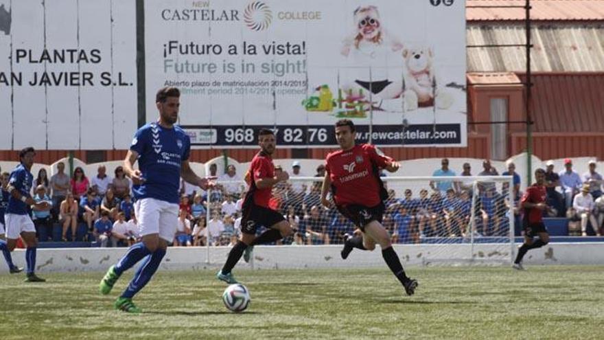 El centrocampista formenterés Pepe Bernal acosa al jugador murciano Valdeolivas en  el encuentro jugado ayer en el estadio Pitín, de San Javier.