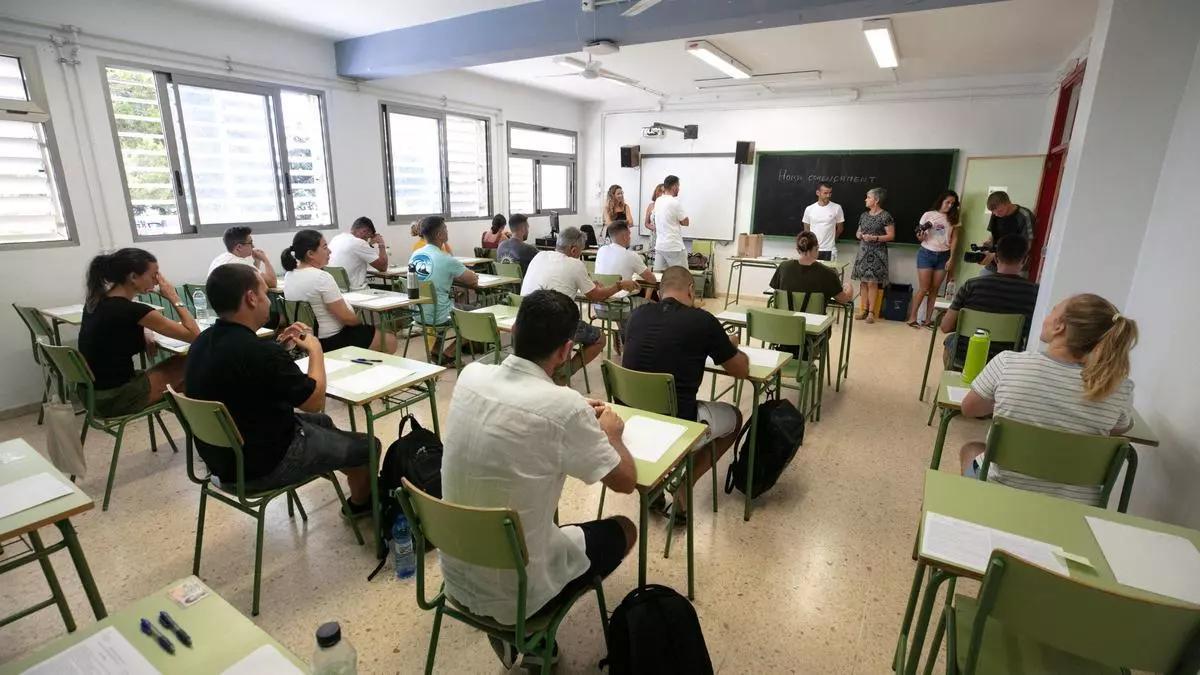 Opositores docentes durante la prueba.