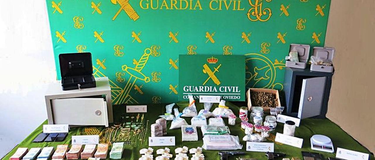 La droga, el dinero y las armas incautadas. | Guardia Civil