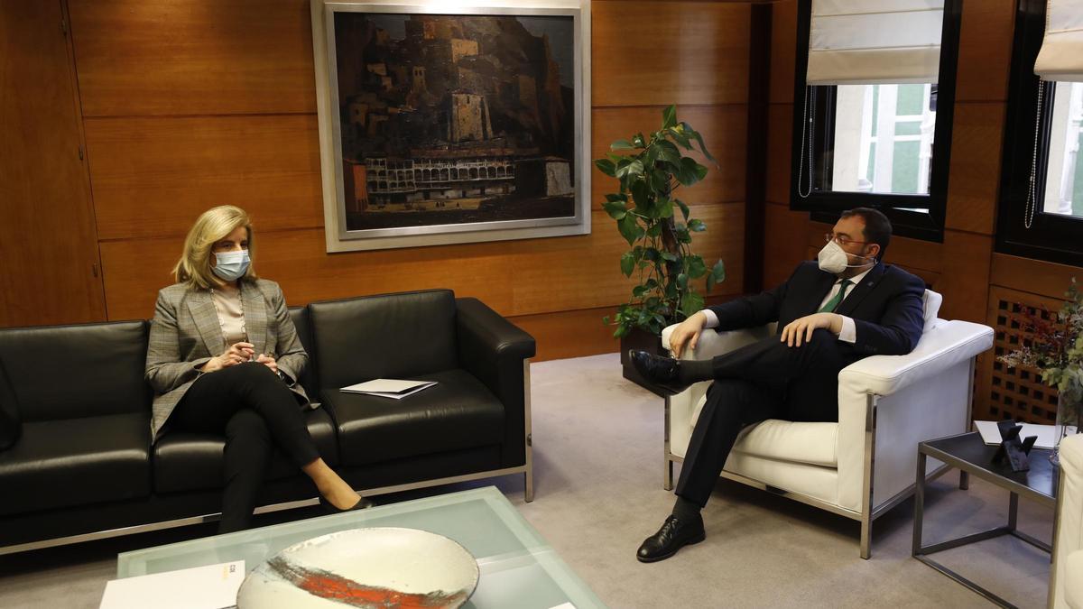 Fátima Báñez y Adrián Barbón, durante su reunión