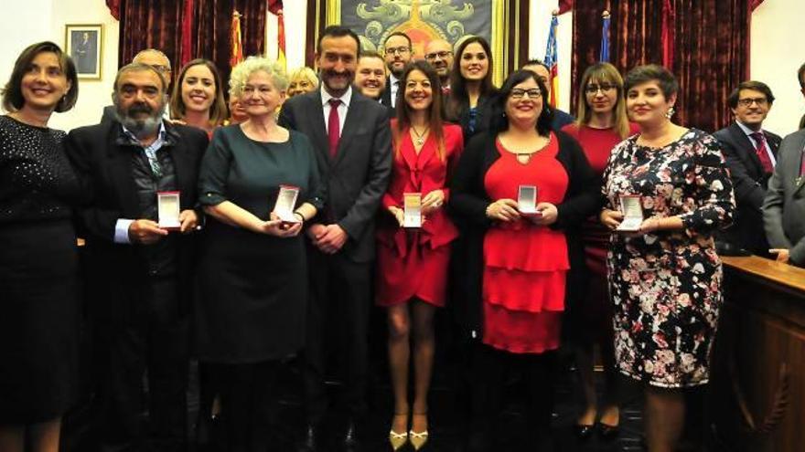 Foto de familia de representantes municipales con los galardonados ayer durante la conmemoración del 41 aniversario de la Constitución Española.