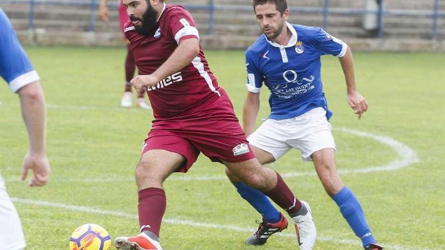 Marcos controla un balón en un partido de esta temporada.