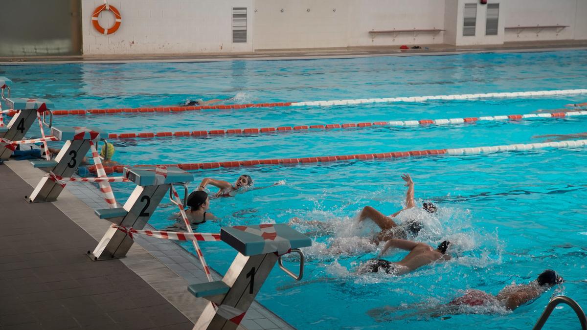 Jóvenes practicando natación