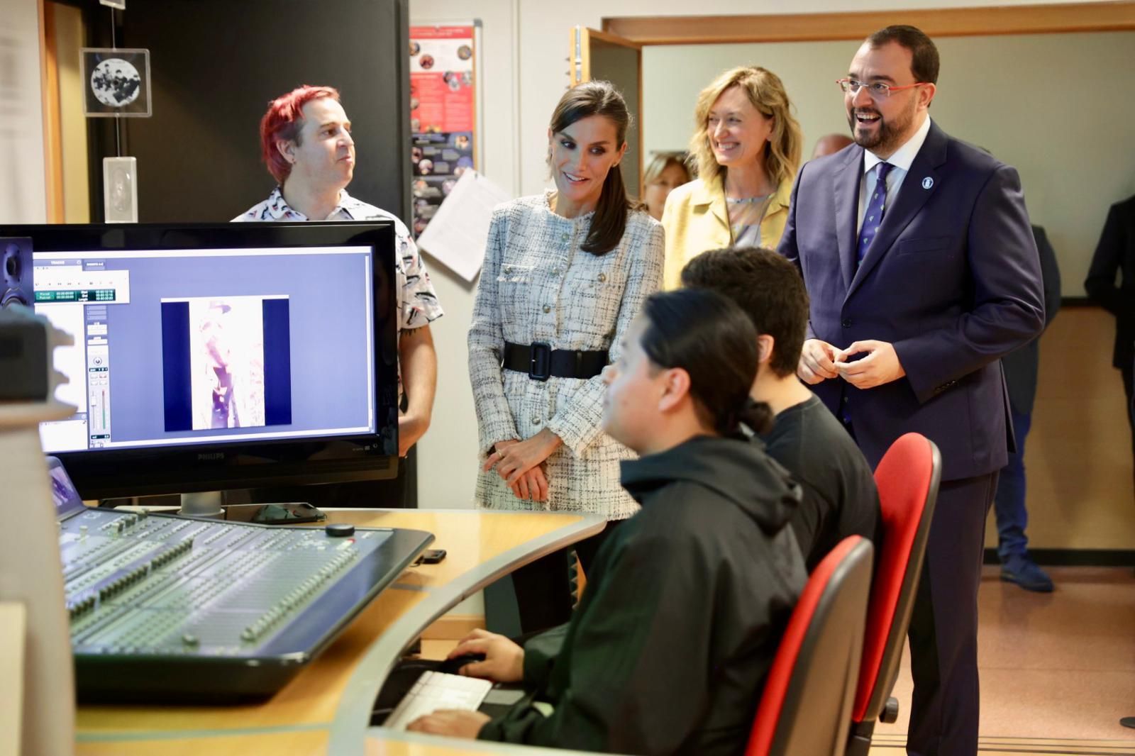 La Reina Letizia inaugura el curso de FP en el Cislan de Langreo