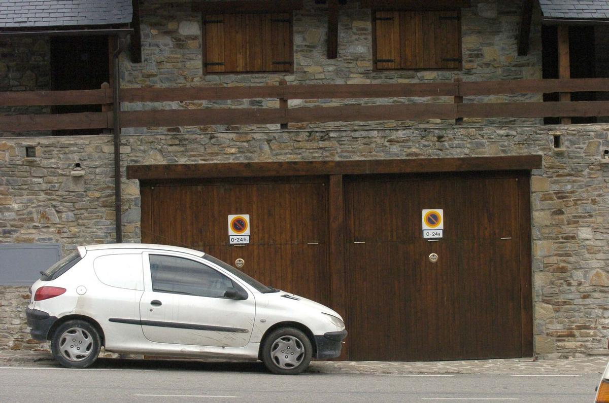 Un vehículo estacionado ante un vado permanente.