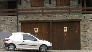 Un vehículo estacionado ante un vado permanente.