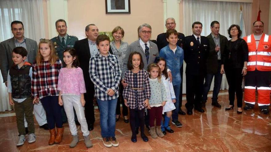 Los organizadores y colaboradores del certamen posaron con los niños premiados. // Rafa Vázquez