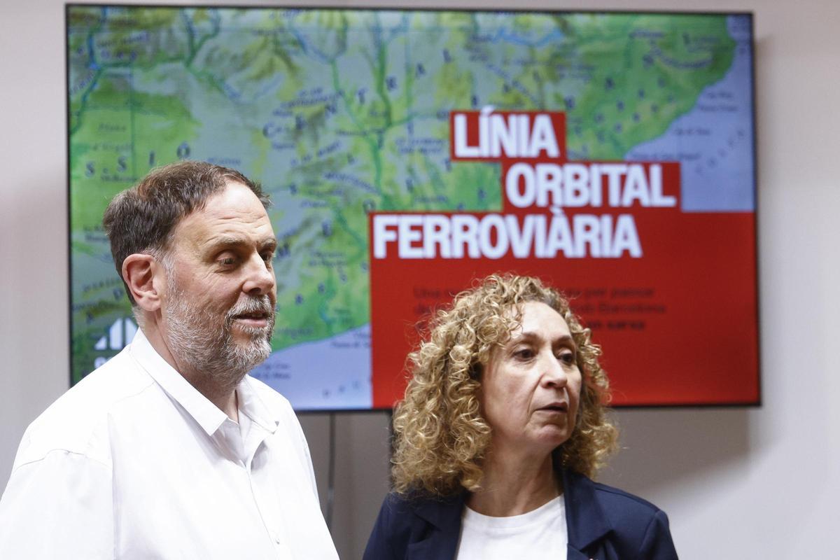 Oriol Junqueras y Ester Capella (ERC) presentando la línea orbital este jueves en la sede del partido.