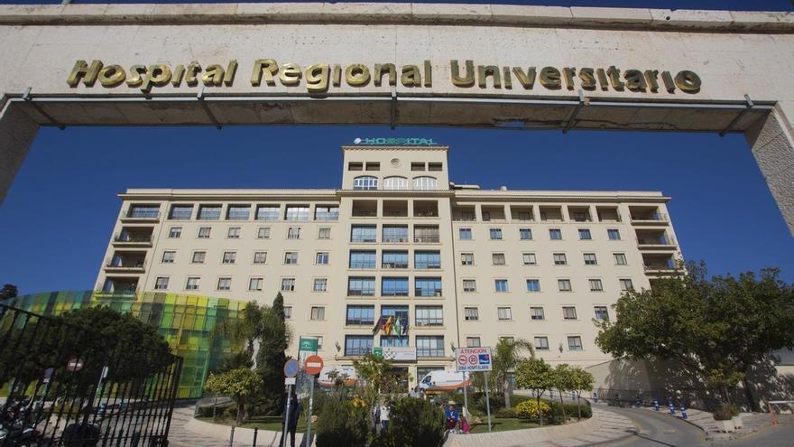 Fachada del Hospital Regional de Málaga, donde está ingresado muy grave el hombre accidentado.