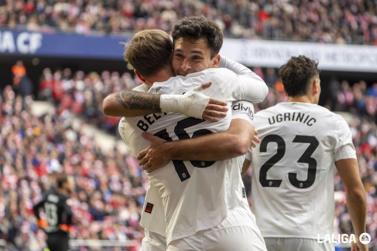 Hugo Duro abraza a Beltrán tras su tanto al Atlético
