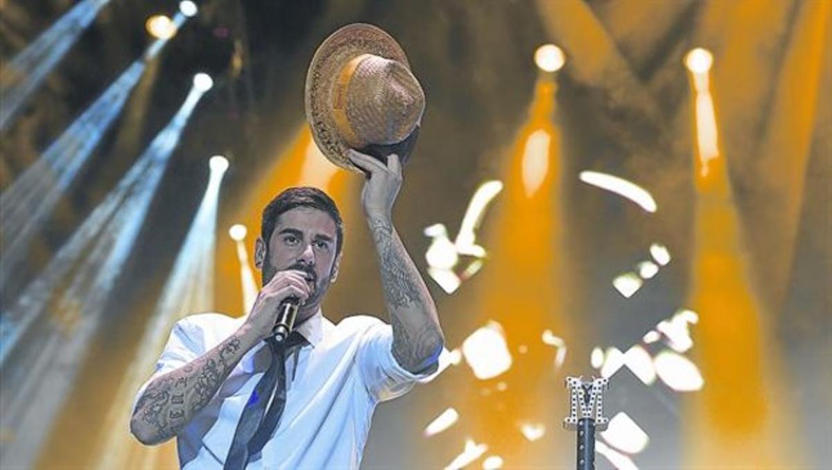 Melendi, ahir a la nit, en un moment del recital al Palau Sant Jordi de Barcelona.