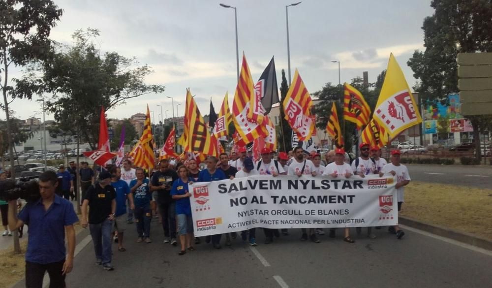 Manifestació contra els acomiadaments a Nylstar