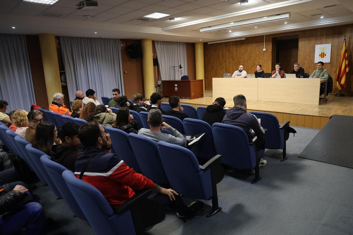 UGT informa a interesados en trabajar en la gigafactoría, en una imagen captada ayer.