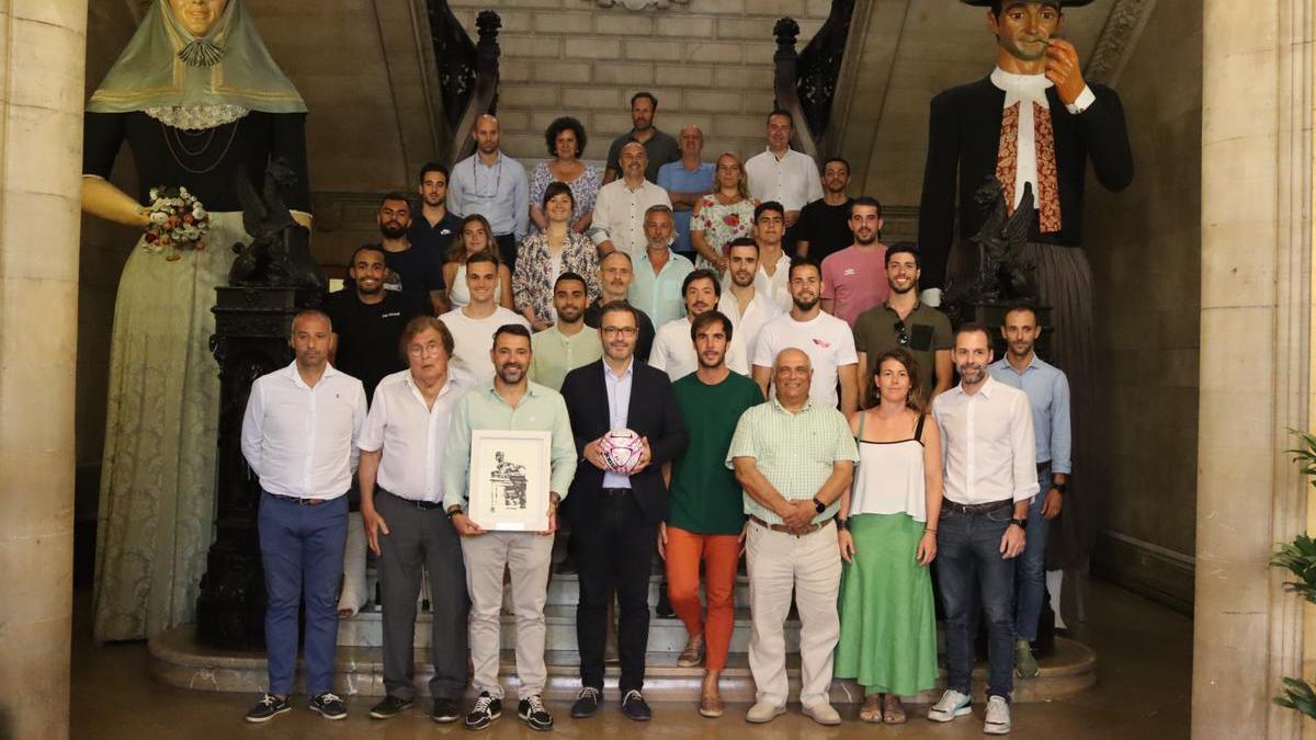 El Palma Futsal fue recibido en Cort por al alcalde de Palma, José Hila.