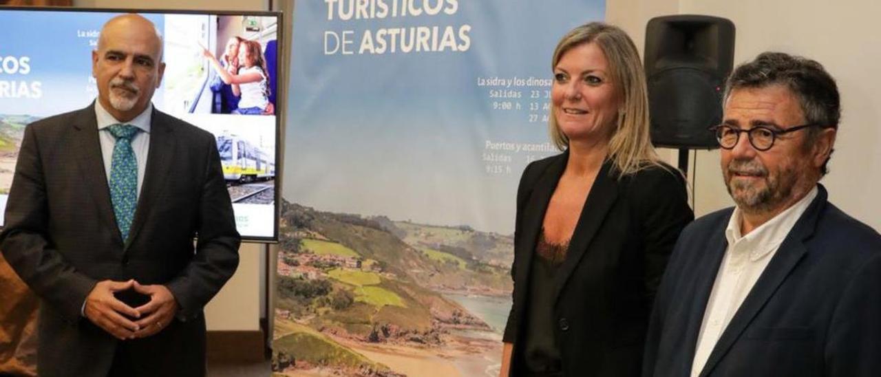 Por la izquierda, Félix Martín, Graciela Blanco y Mariano Santiso, representante institucional de Renfe para Asturias, ayer, en la Laboral.