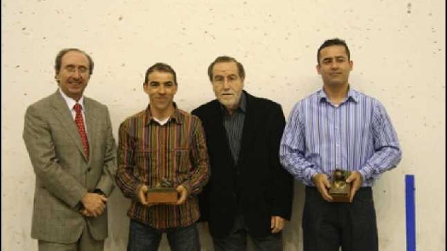 &quot;Guant d&#039;or&quot;. Pedro Muelas, Mezquita, Manolo Boix y Núñez, ayer antes de la partida.