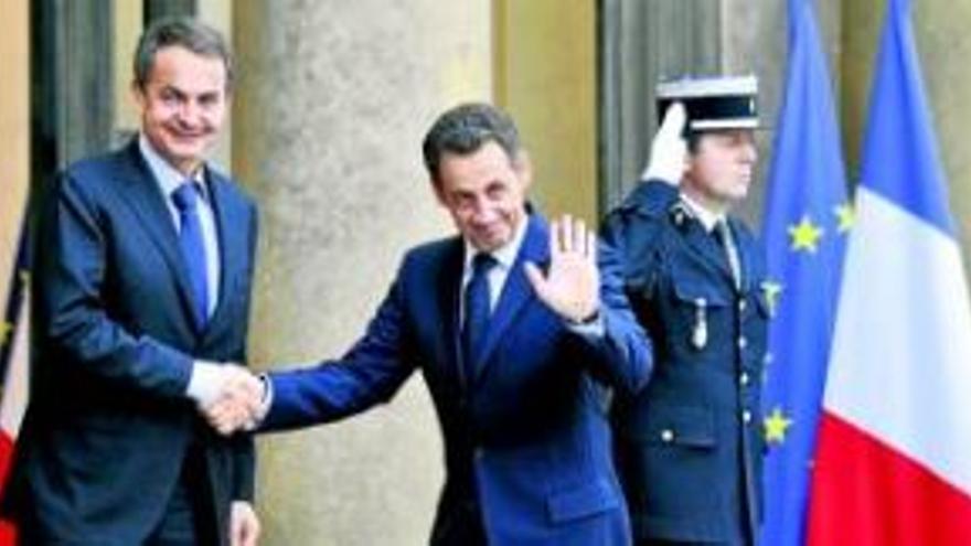 Sarkozy elogia en París la gestión de Zapatero ante la crisis