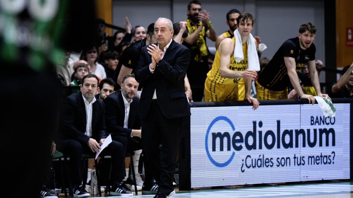 Txus Vidorreta aplaude a sus jugadores en el reciente partido en Badalona.