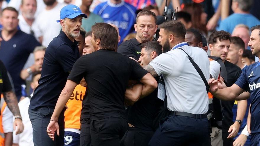 Conte y Tuchel protagonizan una tremenda trifulca en el Chelsea-Tottenham