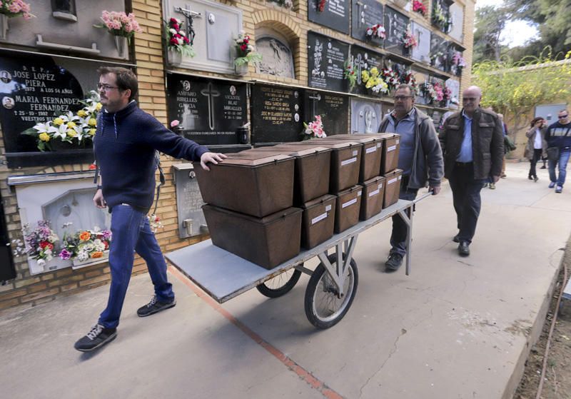 Entrega de los restos de los fusilados por el franquismo a sus familiares, en Paterna