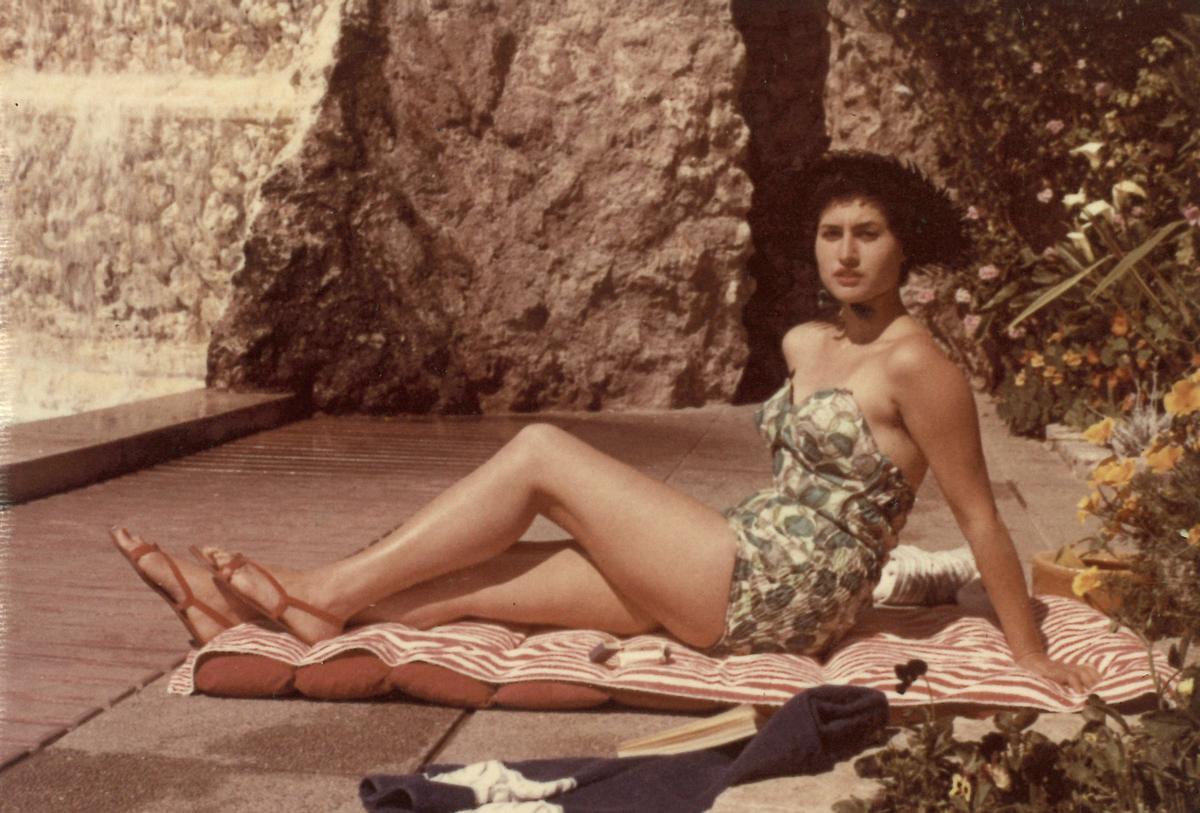 Guillermina Baeza en Mallorca, en 1958, durante su luna de miel, luciendo el primer bañador que diseñó.