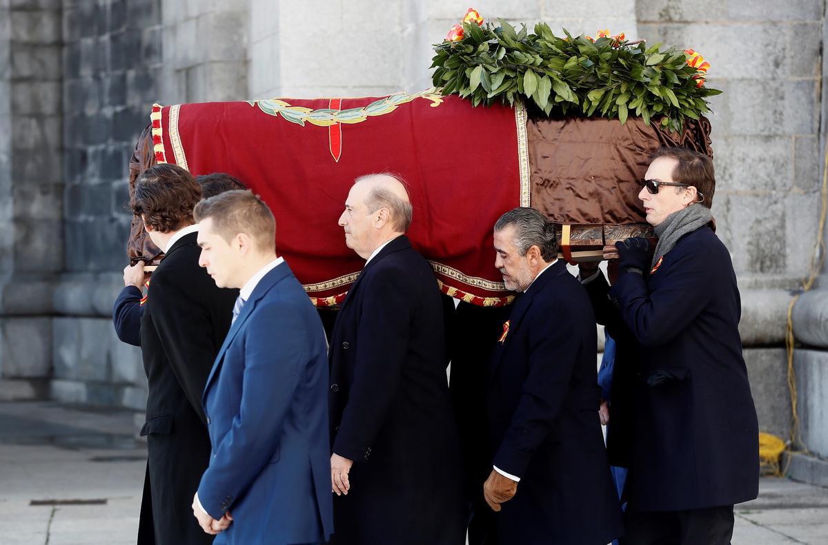 Los nietos de Francisco Franco, Francis Franco y Jaime Martínez Bordiú portan el féretro del dictador tras su exhumación en 2019.