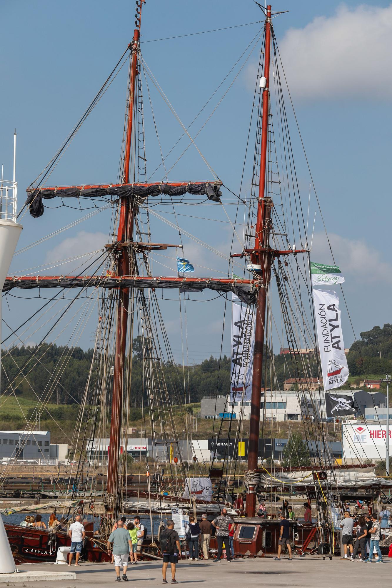 El velero "Atyla" con visitantes a bordo