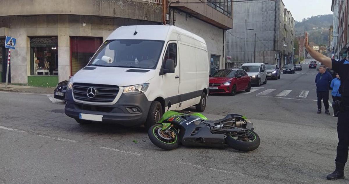 La furgoneta y la moto en el lugar del accidente, ayer por la tarde. | PLB