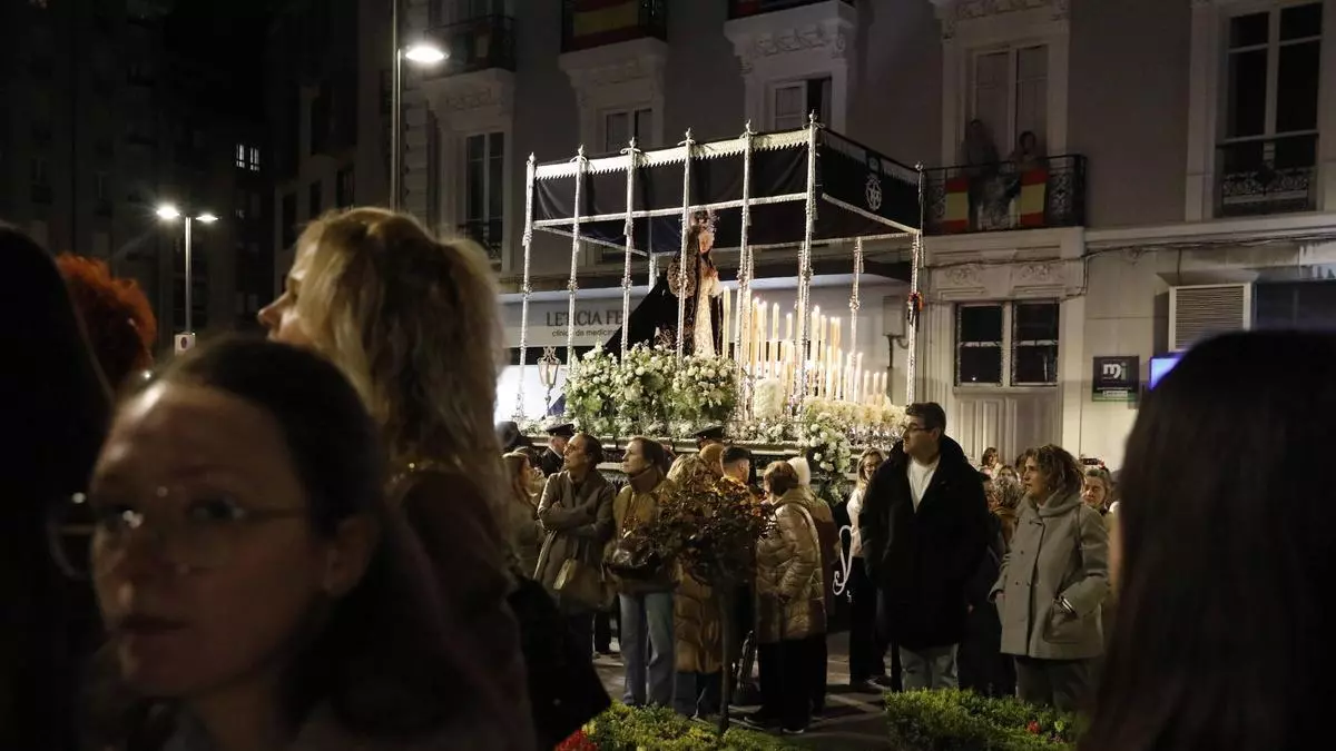 Respetuosa y multitudinaria procesión de la Soledad en Avilés