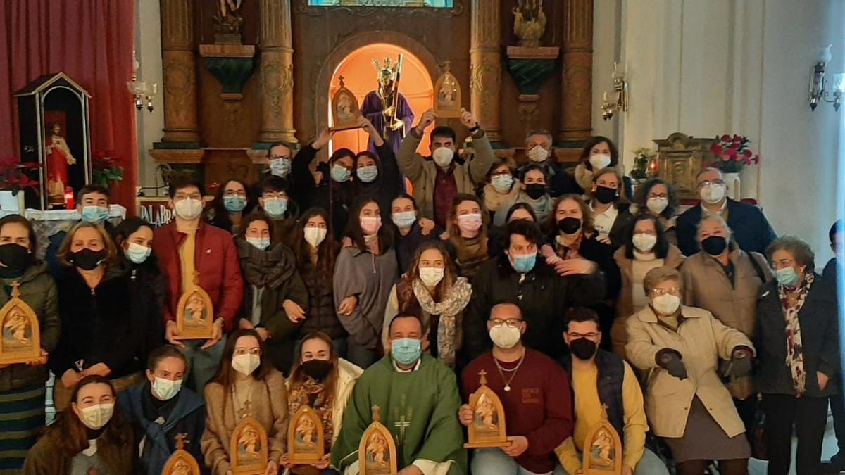 Los jóvenes de Misión País, en la parroquia de Posadas, con jóvenes malenos y el sacerdote José Miguel Bracero.