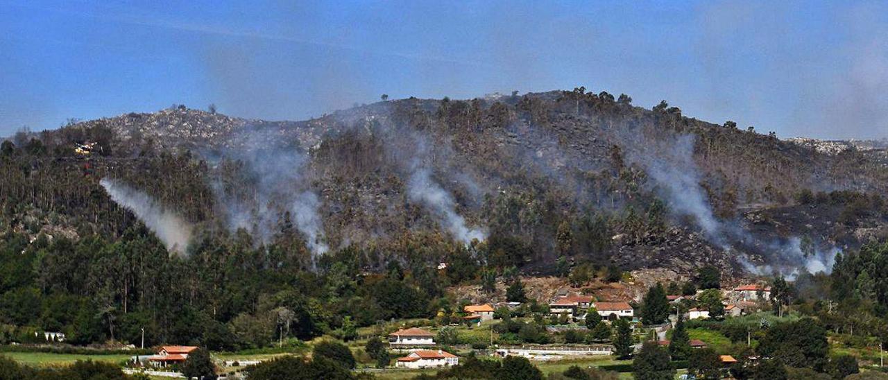 El fuego avanza en varios frentes en el incendio de Augasantas en Cerdedo-Cotobade.