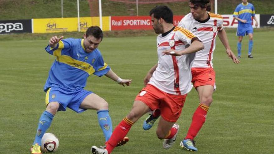 El azulgrana Matías controla el balón ante dos jugadores de la selección de Cataluña.