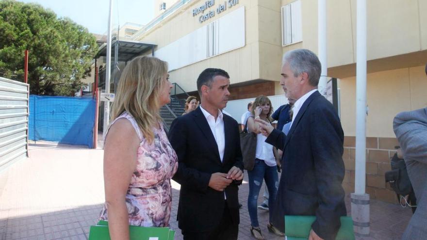 Aquilino Alonso y José Bernal, en las instalaciones del Hospital Costa del Sol.