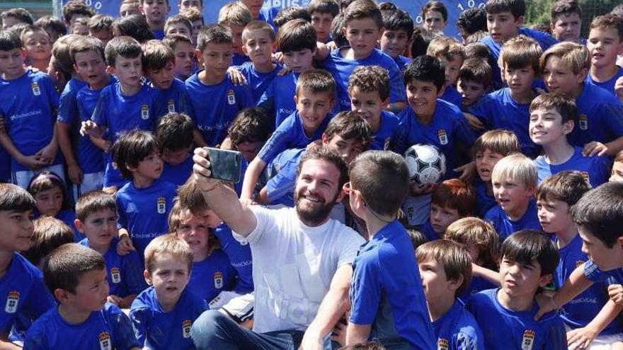 Mata haciéndose un selfie con los niños del campus del Oviedo, el verano pasado.