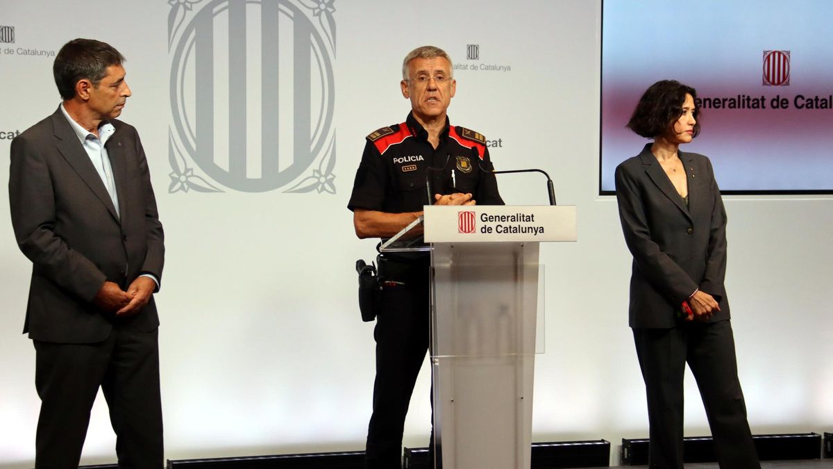 El comisario jefe junto a la consellera y al director general de la Policía