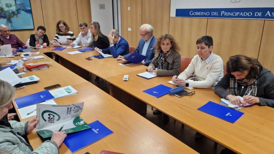 Los sindicatos, ayer, en la mesa de negociación con el Principado. | LNE