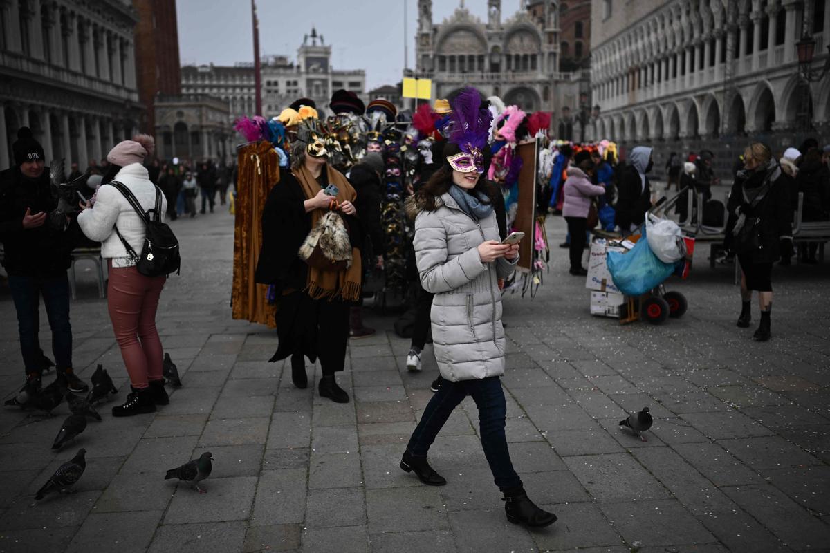 Trajes tradicionales desfilan durante el carnaval de Venecia