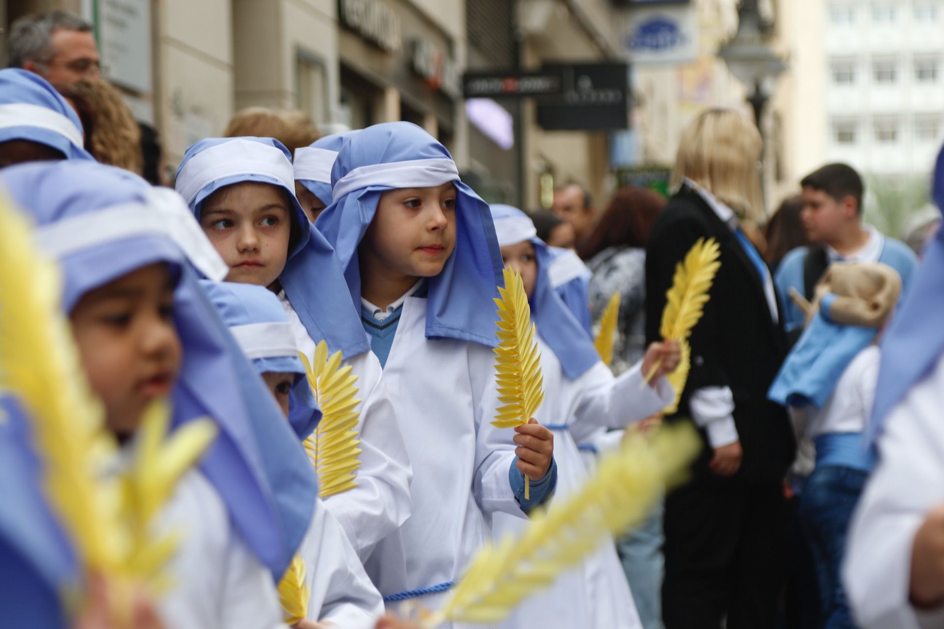 Pequeños del colegio de la Milagrosa durante su procesión por las calles del centro de la ciudad