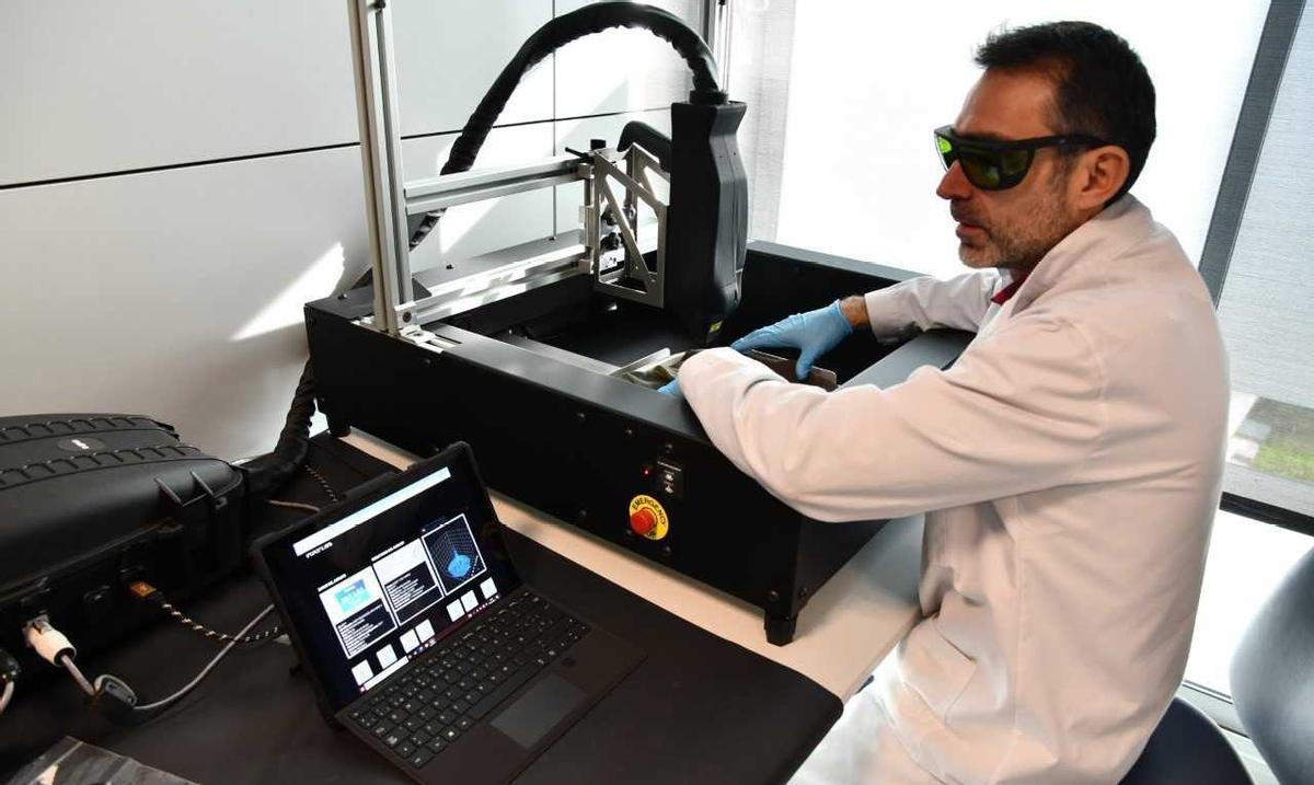 Agentes de la policía científica de Mossos