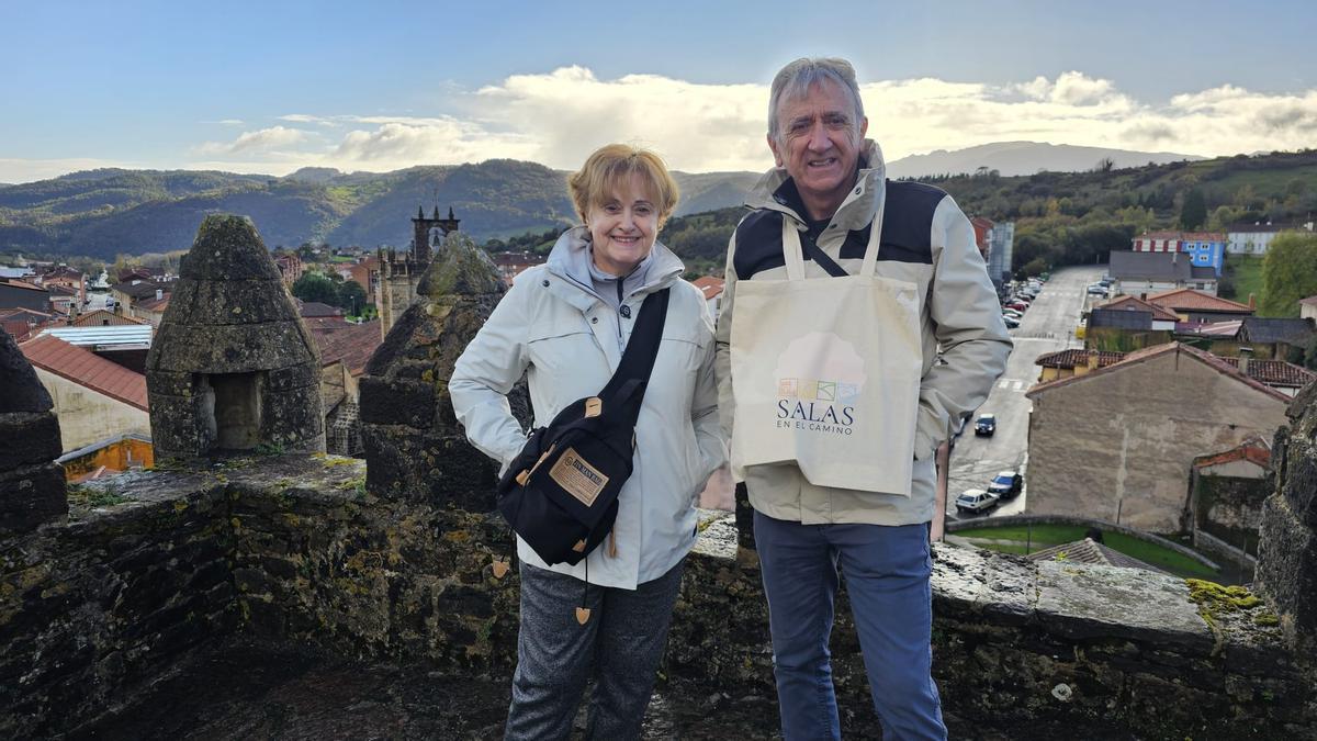 Raquel Serrano posa con su marido en lo alto de la Torre Valdés-Salas.