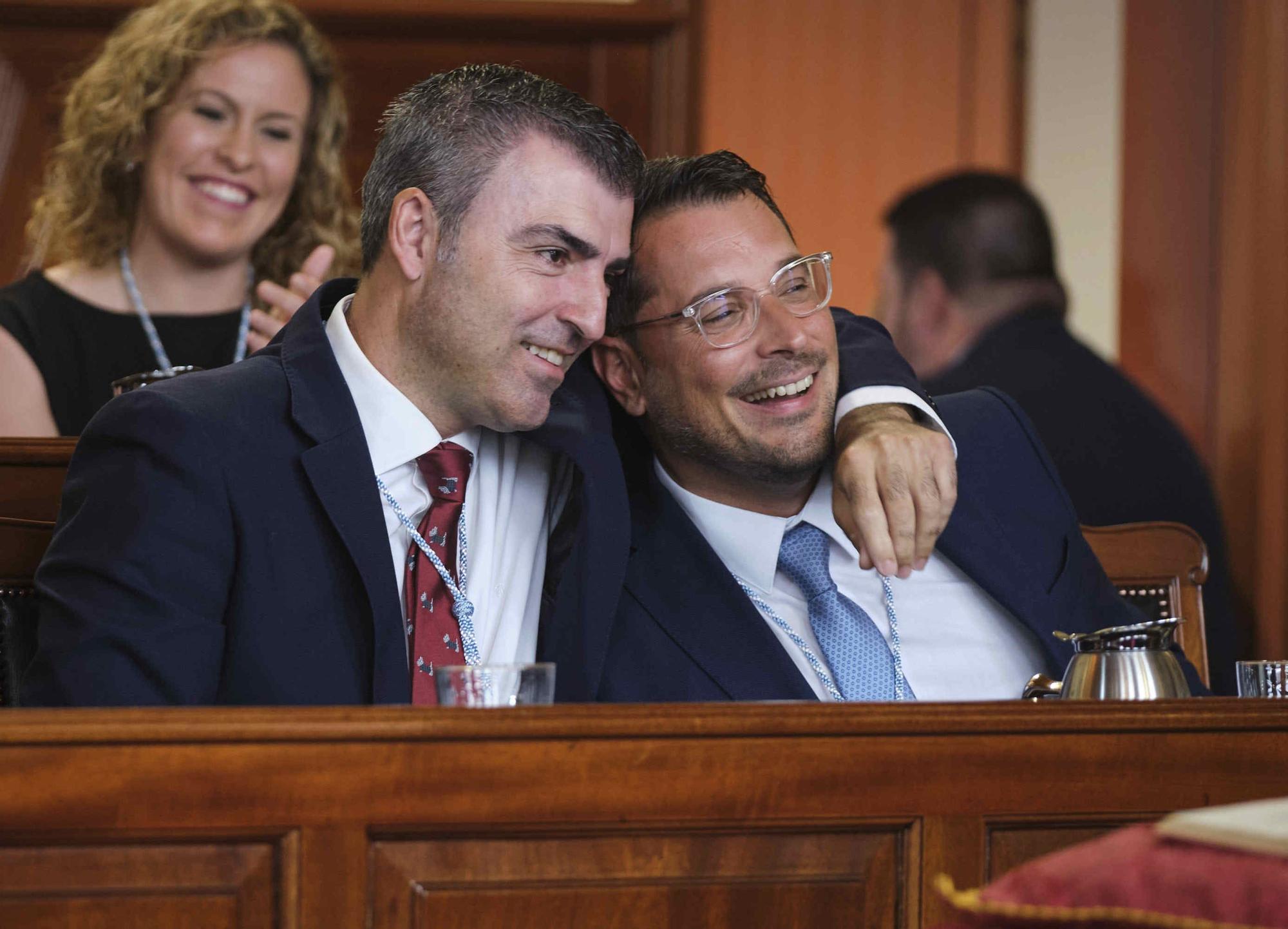 Manuel Domínguez abraza a Adolfo González en el pleno de toma de posesión del nuevo alcalde