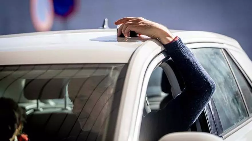 La polémica de las nuevas balizas V-16 continua: la DGT confirma que tendrán que pasar una inspección cada cierto tiempo