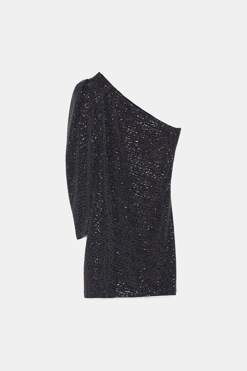 Vestido de corte asimétrico de Zara. (Precio rebajado: 19,99 euros)