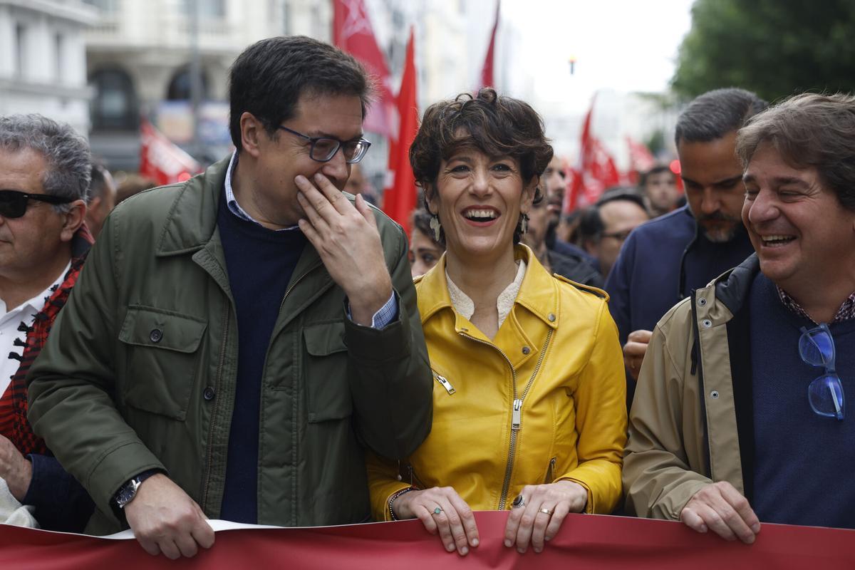 La ministra de Seguridad Social y Migraciones, Elma Saiz (c), y el ministro para la Transformación Digital y de la Función Pública, Óscar López (i), participan en la manifestación del Primero de Mayo en Madrid, que este año lleva por lema "Proteger lo conquistado, ganar futuro".