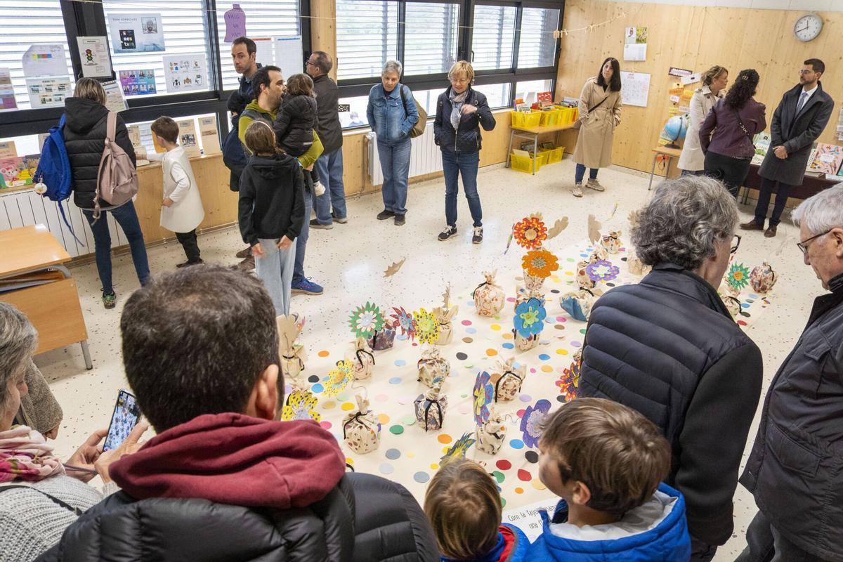 FONOLLOSA . ACTE D’ INAUGURACIÓ DE LES OBRES DE REFORMA I AMPLIACIÓ DE L’ ESCOLA AGRUPACIÓ SANT JORDI DE FONOLLOSA . ELOI HERNANDEZ " ALCALDE " I SARAY GOMEZ " DIRECTORA SERVEIS TERRITORIALS EDUCACIO CATRALUNYA CENTRAL "
