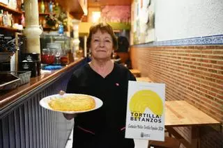 El diminuto bar de Betanzos con 7 premios a la mejor tortilla: "Hay cola esperando por mí cuando abro"